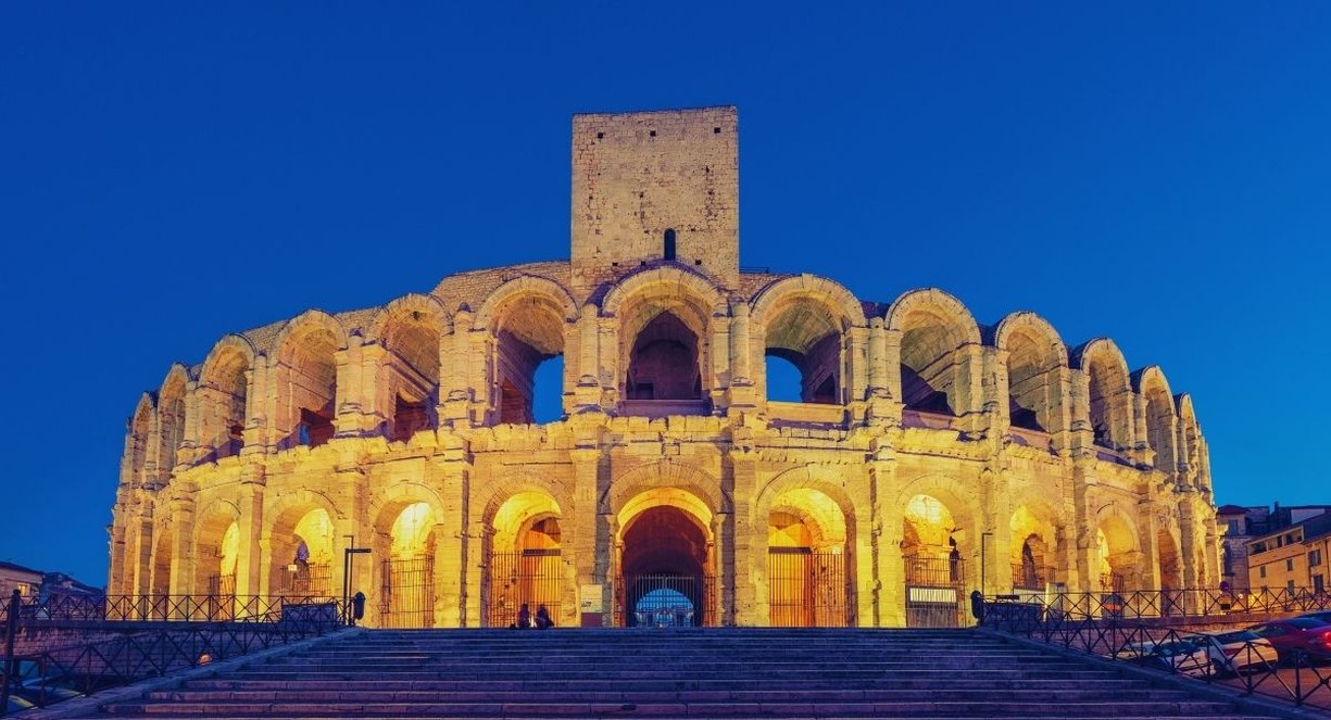 Amphithéâtre romain d'Arles illuminé à la tombée de la nuit