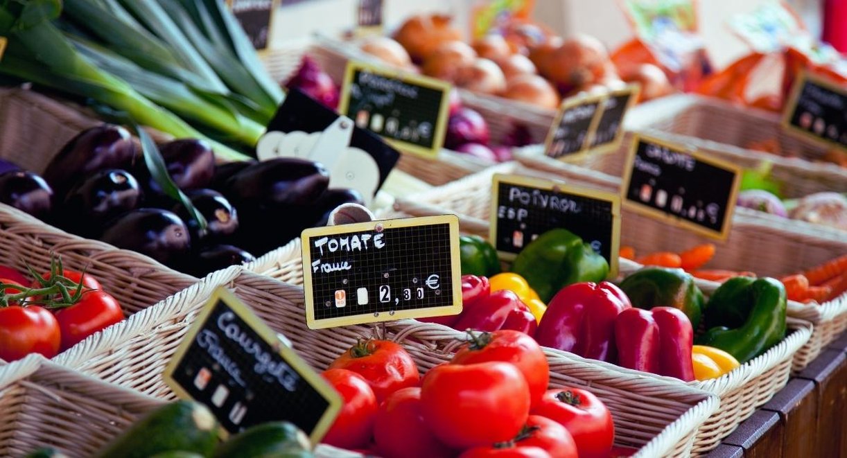 Etal de marche provencal avec tomates poivrons et aubergines dans des paniers