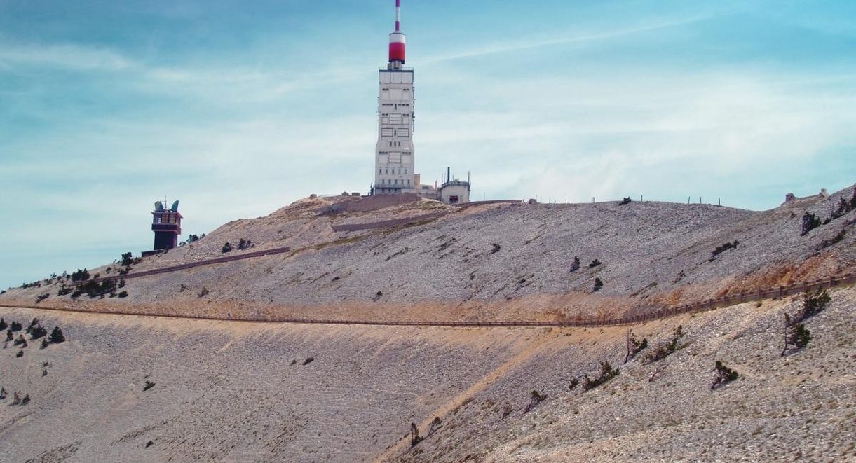 Sommet caillouteux du mont Ventoux et sa tour d'observation dans le Vaucluse