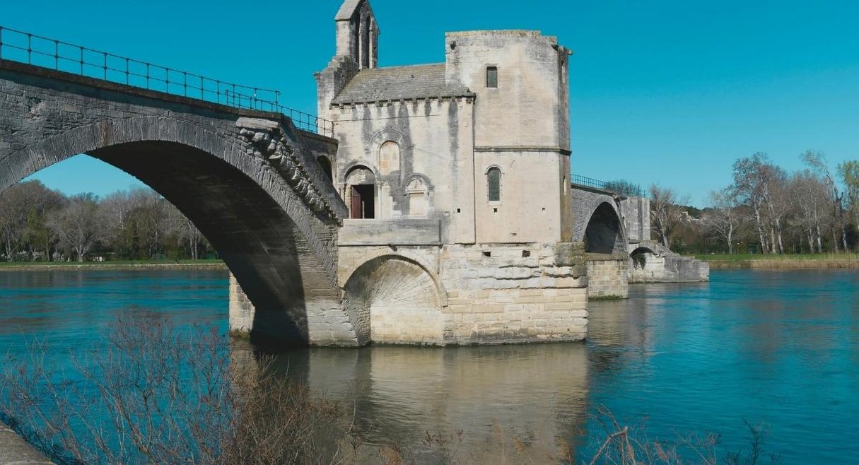 Arches du pont Saint-Bénézet et sa chapelle au-dessus du Rhône à Avignon