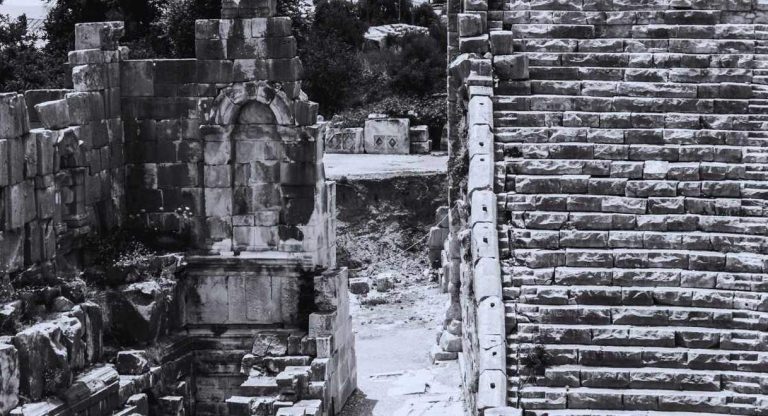 Gradins en pierre et ruines d'un théâtre antique romain