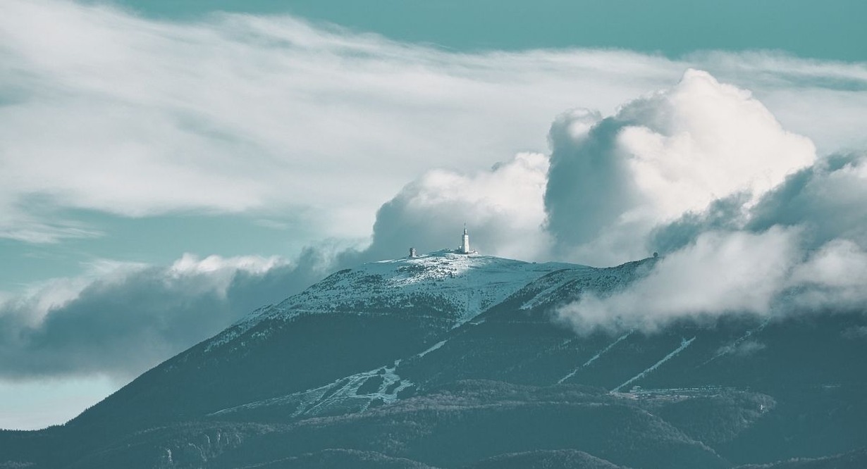 Sommet blanc et dénudé du mont Ventoux entouré de nuages