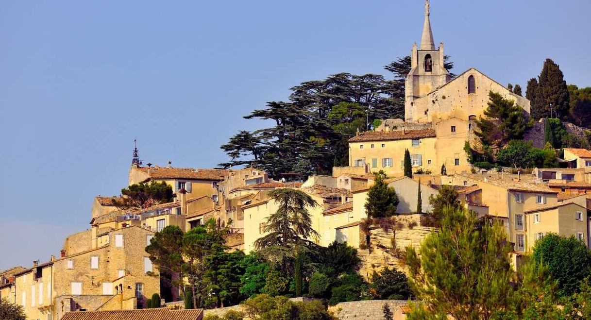 Village perché de Bonnieux et son église haute dans la lumière du soir du Luberon