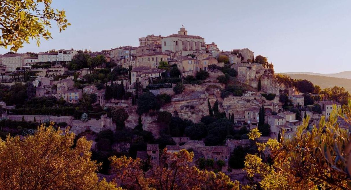 Village perché de Gordes accroché à sa colline au coucher du soleil